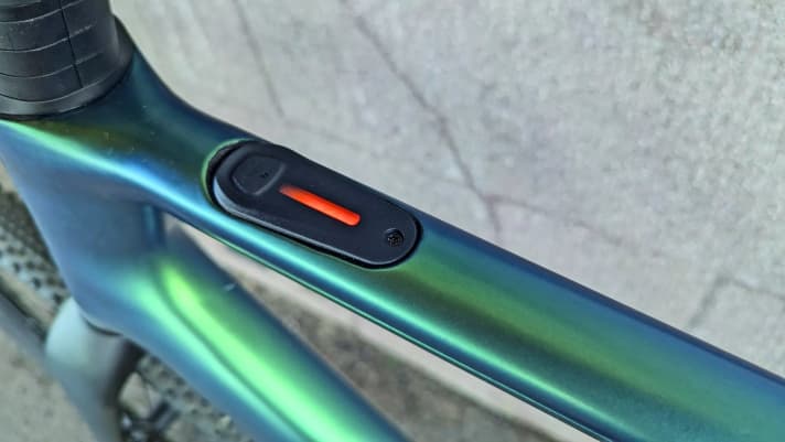Minimalist and simple, but impractical, especially off-road, because you have to take your hand off the handlebars: Adjustment panel on the top tube.