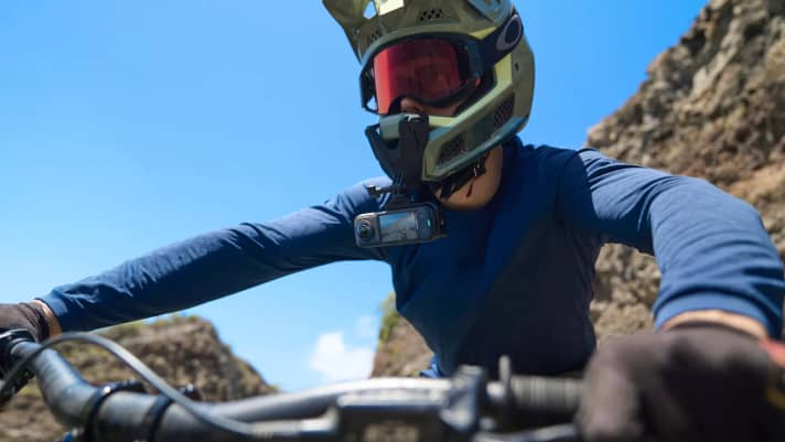 The Insta360 X5 was developed with the harsh conditions of action sports in mind. It is mounted using a magnetic system.