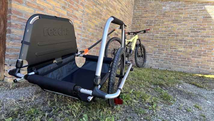 Die Ladefläche ist in der Breite verstellbar und bietet Platz für jede Menge Equipment. Kleiner Wermutstropfen: Die Rückstrahler sind leicht abreißgefährdet.