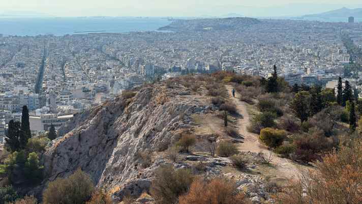 When capital city flair and trail network go hand in hand: The Ymittos summit above Athens makes it possible.