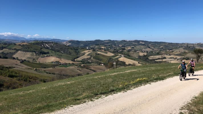 Hinter der Küste erhebt sich das Hügelland der Marken mit den alten Städten Urbino und Ascoli Piceno