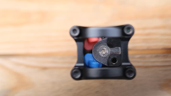 Lässt tief blicken: Im Innern des Redshift Shockstop Vorbaus verbirgt sich ein simples System mit eingekeilten Elastomeren.