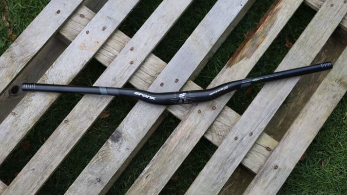 Einen Alu-Lenker mit 35 Millimetern Klemm-Standard verbindet man nicht unbedingt mit komfortablem Flex. Wird uns der Spank Spike Vibrocore eines Besseren belehren?