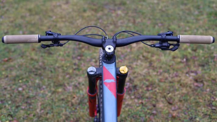 Die Geometrie des 800 Millimeter breiten OneUp Carbonlenkers bringt die Hände in eine angenehme Griffposition.