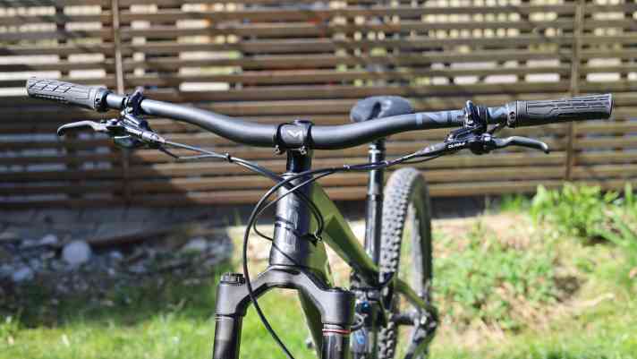 At 800 millimetres, the Newmen Advanced carbon handlebars are extremely wide.
