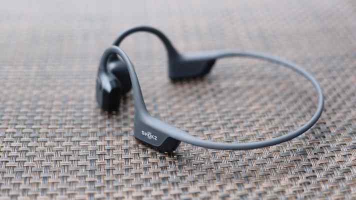 Waterproof and dustproof, the Shokz OpenRun Pro 2 are an uncomplicated companion on the trails. The Bluetooth connection also works without any problems.