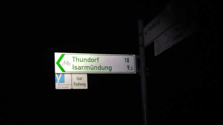 Kurz vor Mitternacht und fast da: Unweit von Deggendorf mündet die Isar am Fuß des Bayerischen Waldes in die Donau.