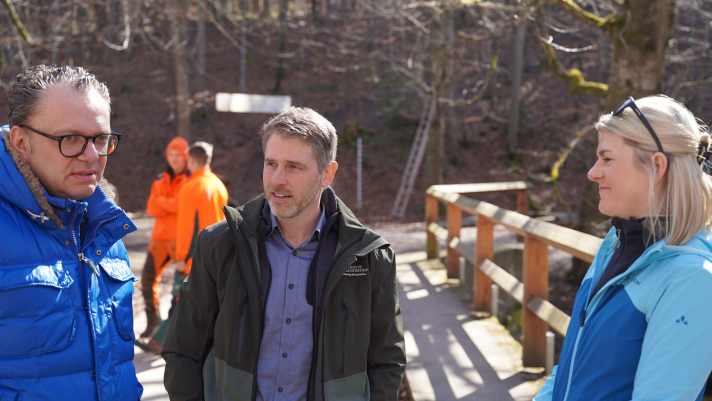 "Wir haben die Hoffnung, dass wir gemeinsam mit der Mountainbike-Community und einem attraktiven Angebot die wertvollen Wälder entlang des Würmtals nahe München vor wilden nicht genehmigten Trails besser schützen können.”, sagt Forstbetriebsleiter Emil Hudler (mitte). Rechts im Bild: Sonja Schreiter von der DIMB. Links: Christoph Winkelhöfer GWT Starnberg.