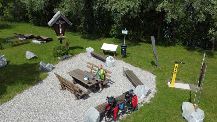 Die Rastplätze entlang des Drauradwegs in Kärnten laden zum Verweilen ein. Und bieten die Workstand und Pumpe für Notfälle.