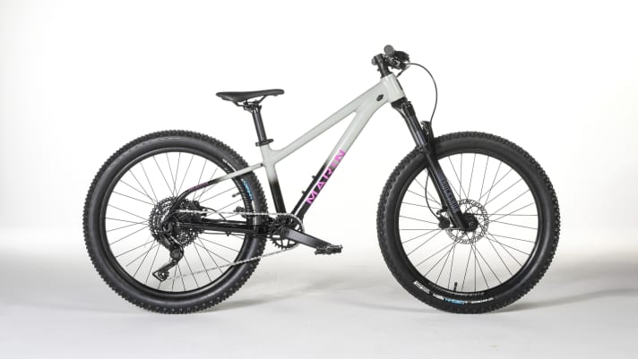 The silhouette of the Marin San Quentin children's mountain bike makes it clear that it was inspired by dirt bikes and trail hardtails.