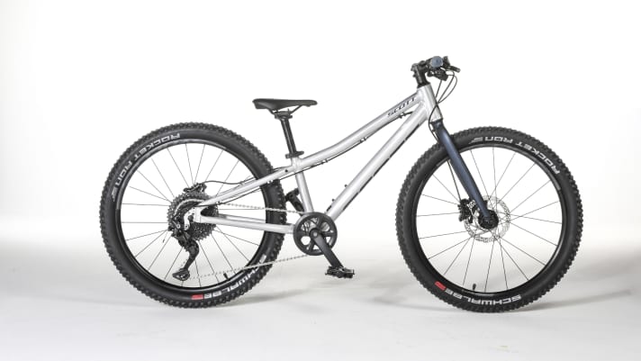 With a deeply curved top tube, the Scott Scale RC 400 courts the favour of up-and-coming racers.