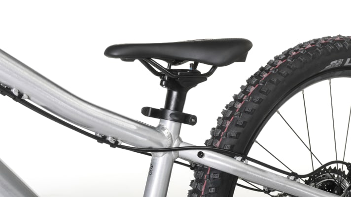 Before buying a children's bike, parents are well advised to check how far the saddle can be lowered without colliding with the rear wheel. There is enough space on this <a href="https://www.awin1.com/cread.php?awinmid=64060&awinaffid=471469&clickref=B+Scott+Scale+RC+400&ued=https%3A%2F%2Fwww.sport-bittl.com%2Fde%2Fscott-scale-rc-400-kinder-fahrrad-cool-raw-alloy%3A%3A222689.html" target="_blank" rel="noopener noreferrer nofollow">Scott Scale RC 400 children's hardtail</a>*.