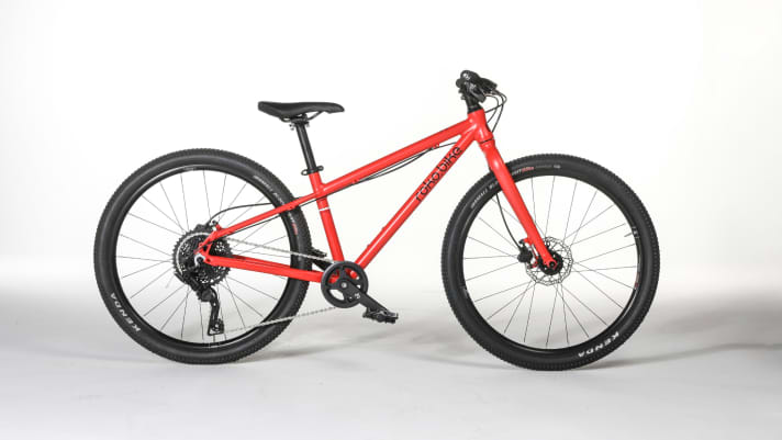 Red like a fire engine, the Roko.Bike 24 rolls straight from Poland into our photo studio.