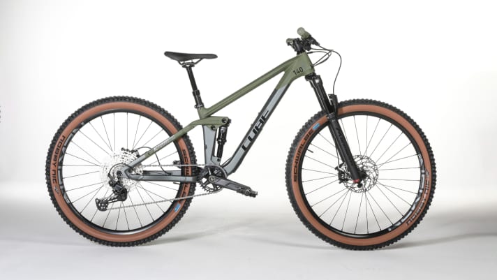 With its carbon main frame, the Cube Stereo 140 HPC Rookie is strikingly similar to the adult models.