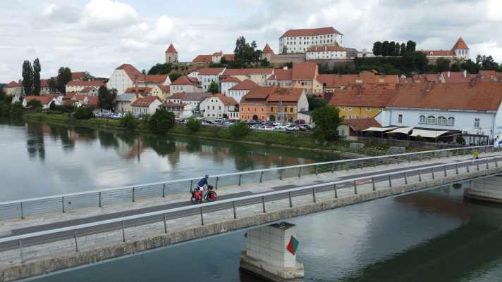 Einfahrt nach Ptuj über die Drau-Brücke. Hoch über der Stadt thront das sehenswerte Schloss.