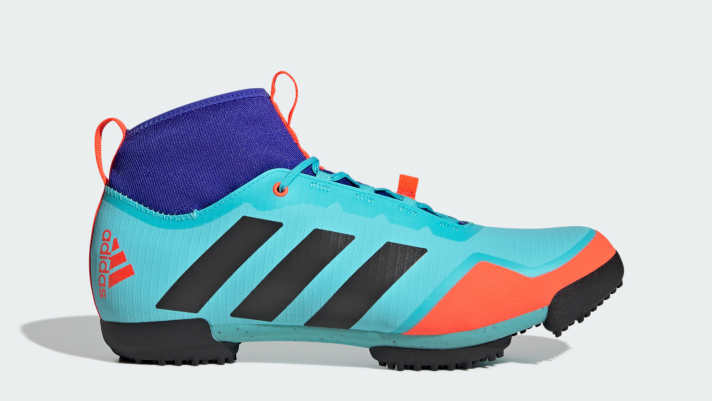 Durch das „Knit“-Bündchen sieht der Gravel-Modell auf den ersten Blick wie ein Fußballschuh aus. Die Thermoplast-Laufsohle soll das Gehen entspannter machen.