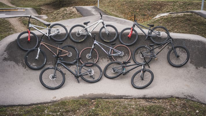 Welches dieser acht Bikes bringt den meisten Fahrspaß auf dem Pumptrack? Wir haben die unterschiedlichsten Konzepte getestet.