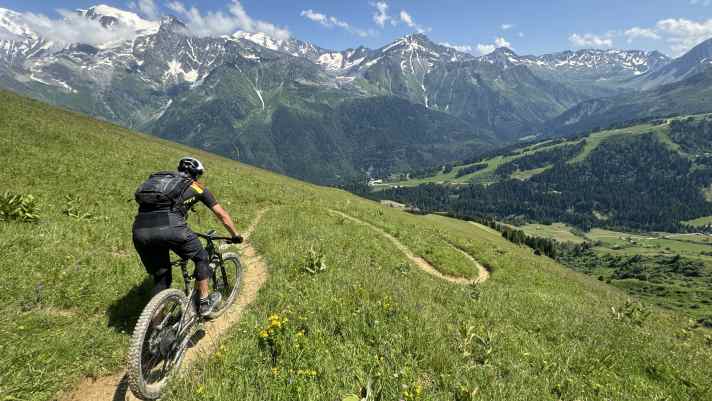 Sanft geschwungene Kehren so lang der Mont Blanc gegenüber zuschaut - im Wald geht’s dann zur Sache.