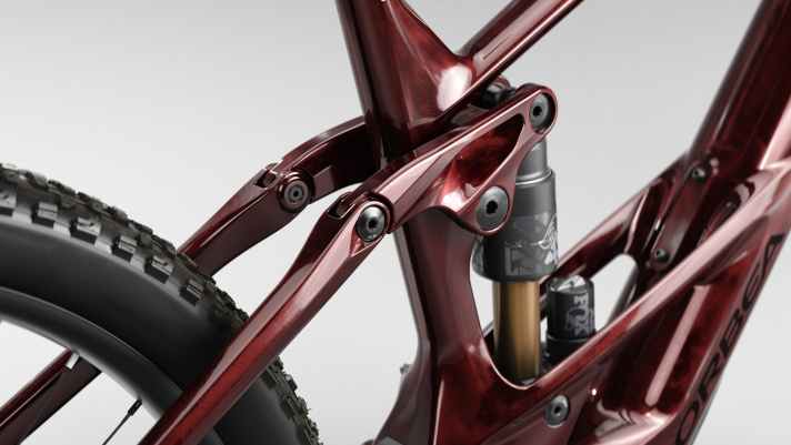 The optional rocker for the 27.5 mm rear wheel, the "Mullet-Link", is slightly longer. Visually, the two parts are almost indistinguishable.