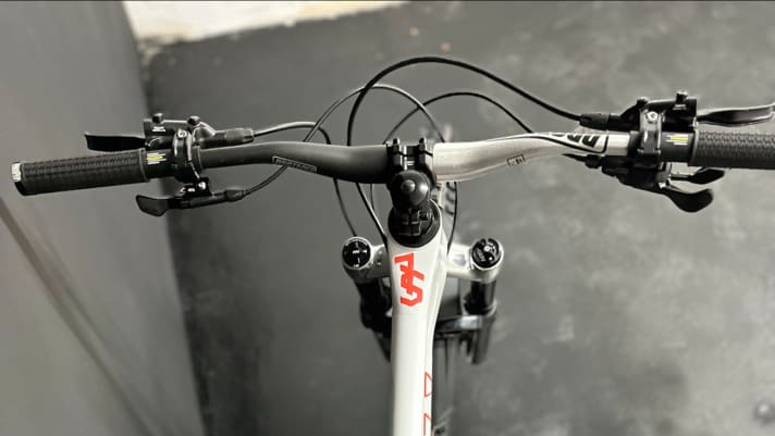 Beim Prototypen sind die Verbindungsteile noch aus Aluminium. In Serie werden Teile des Nize Kinder-Fullys aus Titan sein. So oder so kommt am 24 Zoll Bike vom Direktversender der 3D-Drucker zum Einsatz.