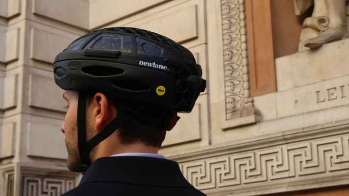 The British start-up Newlane has equipped its award-winning folding helmet with a MIPS system.
