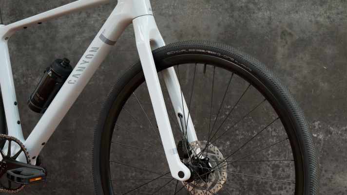 All models roll on 40 millimetre wide Schwalbe G-One Allround tyres, which are tubeless-ready.