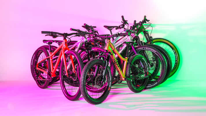 Die Auswahl an Kinder-Mountainbikes ist bunt. Damit Familien nicht den Überblick verlieren, helfen Kaufberatungen.