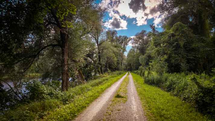 The steady roar of the tyres puts me in a state of complete relaxation - at least until I cross the feeder road to Munich airport shortly before the stage finish