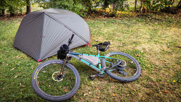 The spot for the night is quickly set up. The Hubba Hubba one-man tent from MSR can be set up in five minutes