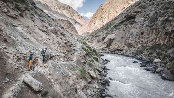 Ach komm, die schieben ja. Yo Burschen! Fahren müsst ihr!