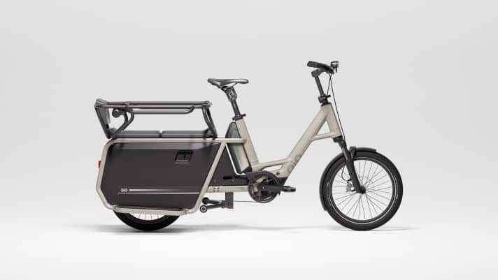 Die Reling nutzt ein kindersicheres "Push-to-open"-System und bietet seitliche Öffnungen zum bequemen Ein- und Aussteigen. Erwachsene erhalten einen vorderen Haltegriff.