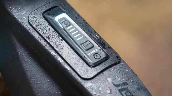 The system controller sits on an adapter plate. The frame of the Deft is therefore probably fit for future display generations from Bosch.