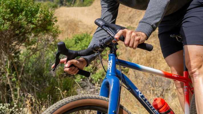 With a carbon fork and racing handlebars, the P-29 can also be transformed into a fast gravel bike, while dropbar handlebars with an extra flange are ideal for setting up as a comfortable long-distance tourer.