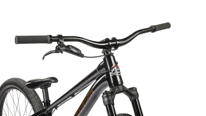 With a width of 780 millimetres, the handlebars of the Rocky Mountain Flow would also look good on an enduro bike. It should be shortened for pump tracks and tricks.