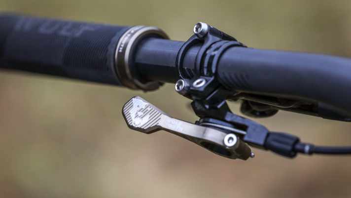 Schönes Detail: Der CNC-gefräste Remote-Hebel für die Vario-Stütze kommt von Wolftooth und fügt sich optisch super ins hochwertige Erscheinungsbild.