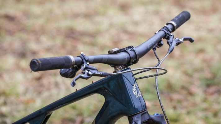 Large bar: The 800 Race Face handlebar with a thick 35 mm clamp is too much of a good thing on a downcountry bike.