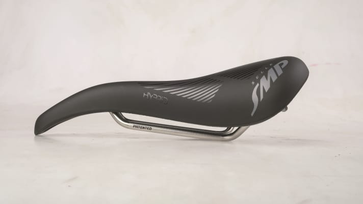 Schon bei einem Sattel wird es schwierig festzustellen, woher alle Einzelteile stammen. Zusammengesetzt wird dieser Selle SMP Hybrid Sattel in Italien.