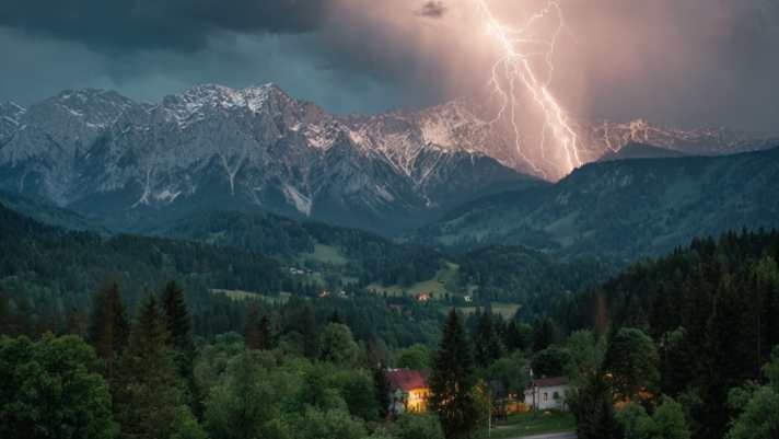 Don't panic! Only three to seven Germans die from lightning strikes every year. However, the chances are particularly high in the mountains.