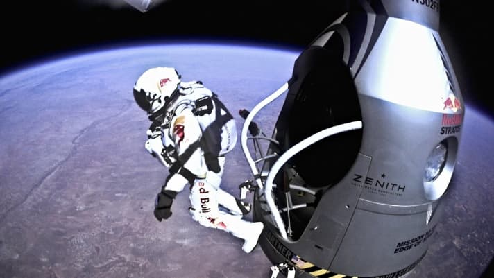 Felix Baumgartner bei seinem Rekordsprung aus knapp 39.000 Metern Höhe! Der Salzburger ist der einzige Fallschirmspringer, der die Schallmauer durchbrochen hat. Topspeed: 1357,6 km/h.