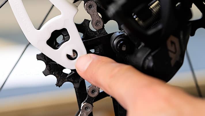 Mit dem Sram Chain Gap Tool sieht man schnell, was zu tun ist.