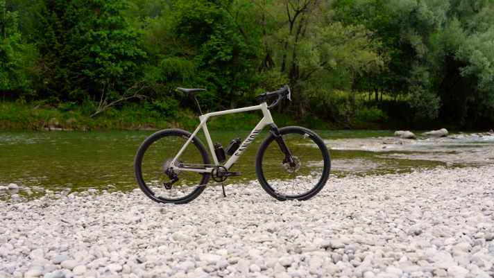 Canyon propose le vélo de gravel Grizl dans de nombreuses variantes. La fourche suspendue DT Swiss F 132 équipe les modèles Rift.