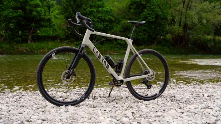 Du gravier grossier ? Pas de problème. Avec un cadre en carbone robuste et de nombreuses caractéristiques, le Canyon Grizl veut être un compagnon fiable pour toutes les randonnées. Notre vélo de test Canyon Grizl CF8 w/Rift coûte 3499 euros.
