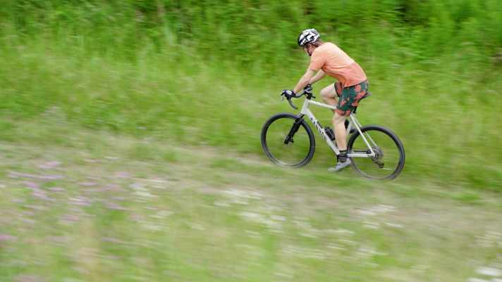 The powerful gravel suspension fork gives the Canyon Grizl a valuable USP off the beaten track.