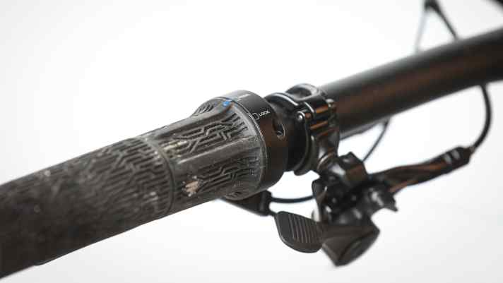 Thanks to the three-stage twist grip, the suspension of the Specialized epic 8 Expert always has the right compression damping.