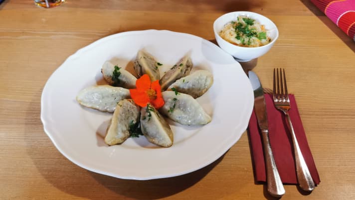 Gefüllte Teigtaschen, sogenannte Piroggen, sind ein traditionelles Gericht in Polen.