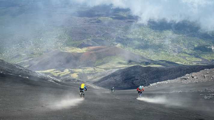 Beherzt das Heck schwingen! Das lose Gebrösel greift dann ineinander und gibt auf Druck wundersamen Grip - so die Empfehlung von Fahrtechnik-Coach Mathias Marschner.