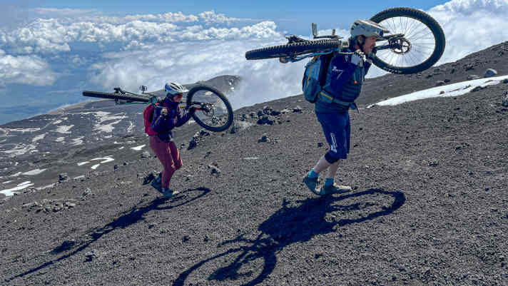 Eisiger Wind fegt immer um den Krater. Wenn er zu stark wird, ist eine Gipfelbesteigung nicht möglich.