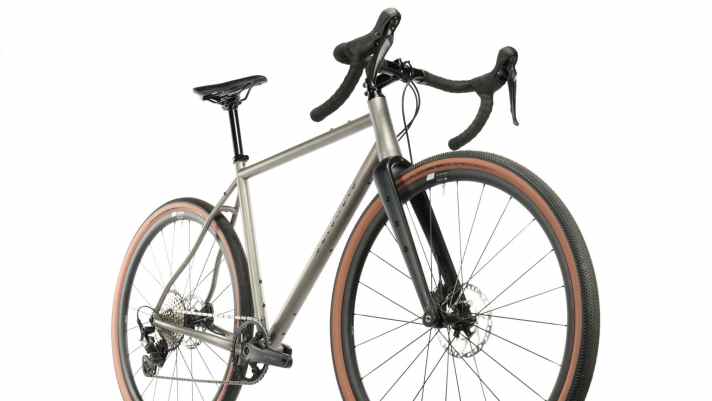 The fork's forward travel can be adjusted, and the frame and fork offer space for tyres up to 50 millimetres wide - on 28" wheels