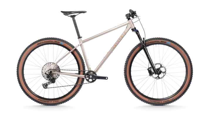 Die aktuelle Serienfarbe des veloheld.iron heißt “Roman Bronze”. Veloheld-üblich lässt sich aber auch die eigene Lieblings-RAL-Farbe für den Rahmen wählen.