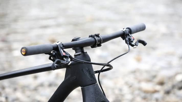 On the cockpit, the VPace hardtail with its long, flat steering centre is a classic racer. The carbon handlebar is an in-house part from VPace.